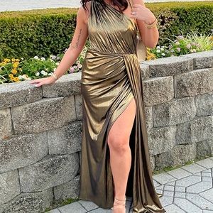 Beautiful metallic gold evening gown!